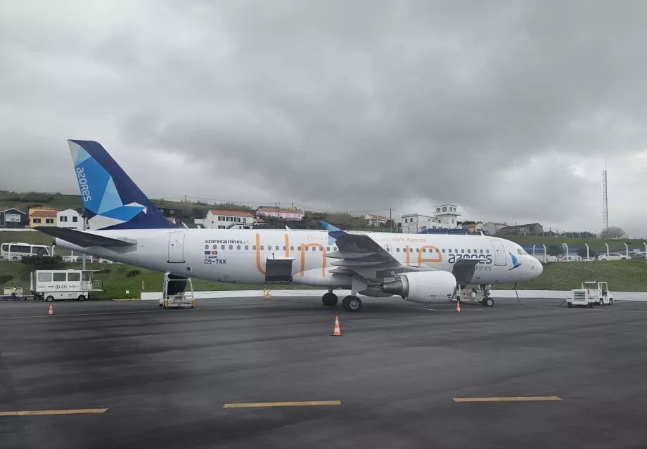 Azores Airlines, Airbus A320, millel on kiri "Unique".