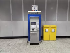 Deutsche Banki sularahaautomaat, saabuvate lendude saal, terminal 1