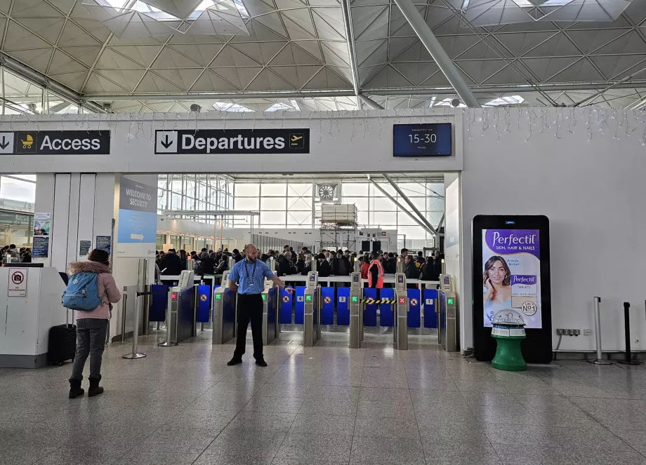 Security check, airport STN