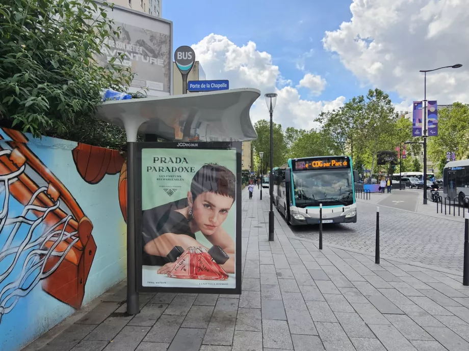 Bussipeatus 350 Porte de la Chapelle'i juures