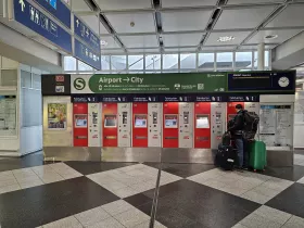 Ühistranspordi piletiautomaadid perrooni sissepääsu ees