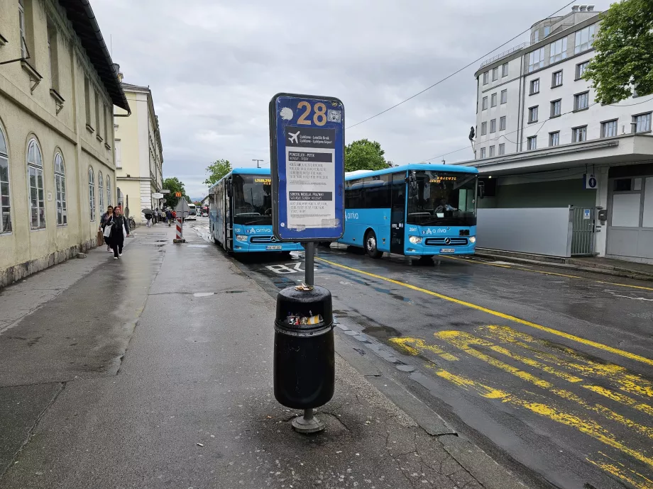 Bussipeatus lennujaama juures peajaama lähedal