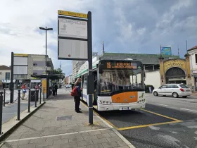 Bussipeatus 15 lennujaama Mestre jaama ees.
