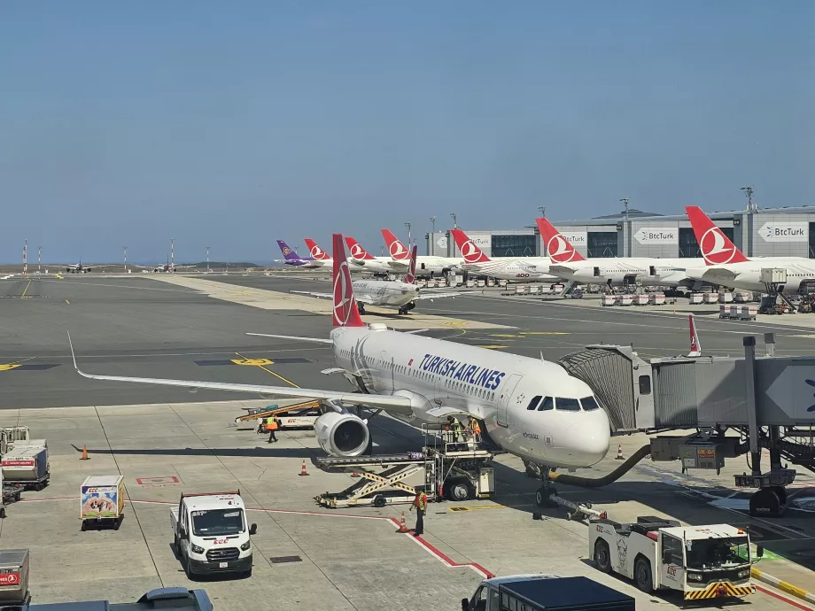 Turkish Airlinesi lennuk Istanbuli lennujaamas