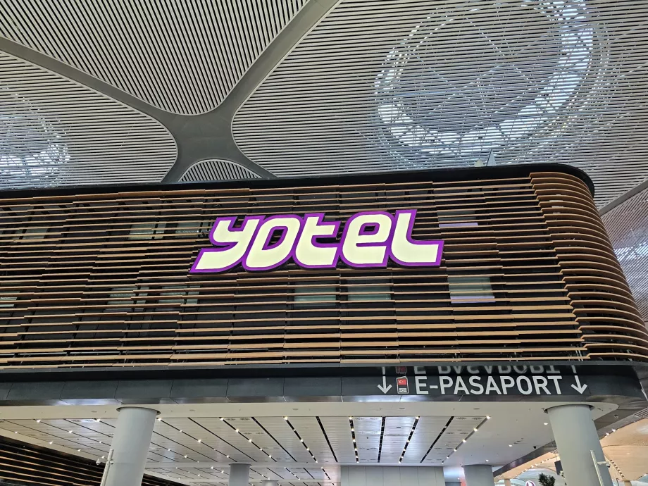 Yotel, avalik osa