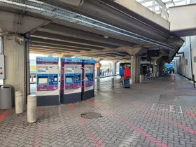 Ühistranspordi piletiautomaadid terminali ees
