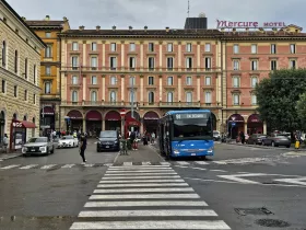 Bussid 81, 91, 35 ja 39 peatuvad Bologna Centrale ees.