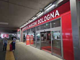 saabumine lennujaama Bologna