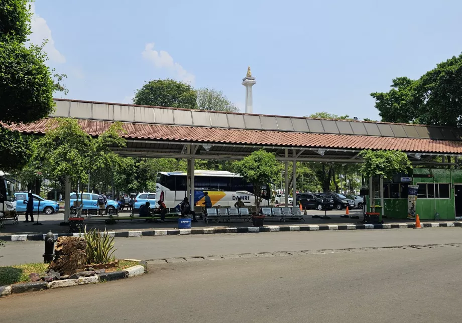 Bussipeatus DAMRI Gambiri jaama lähedal