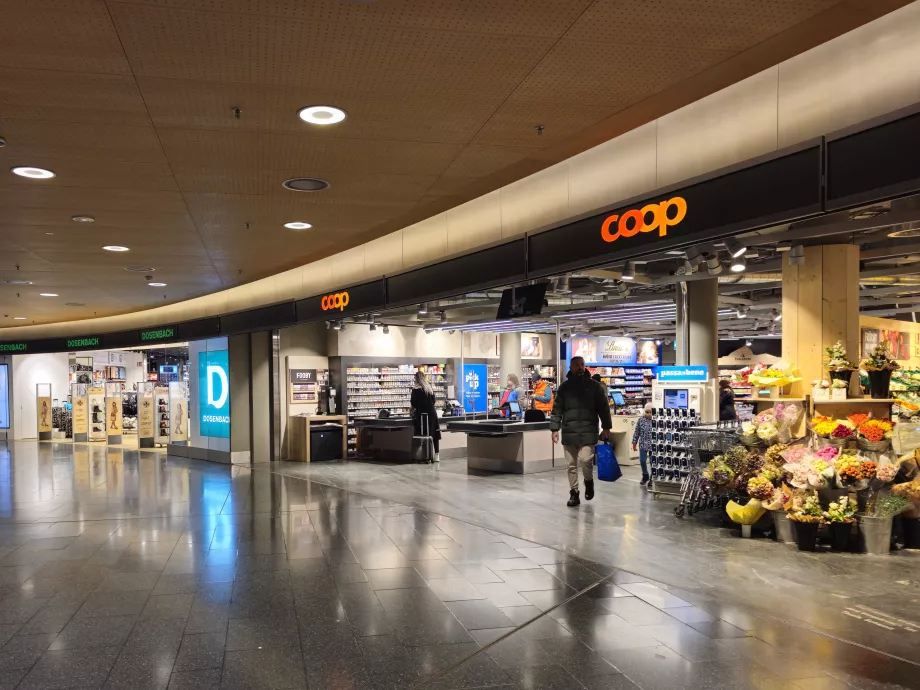 Coop raudteejaama lähedal, ZRH lennujaamas